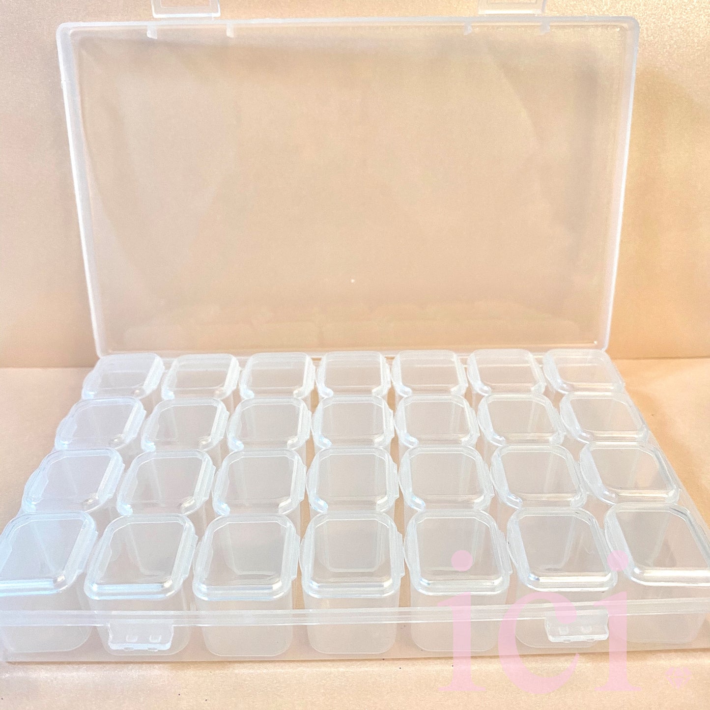 28-grid storage with compartments