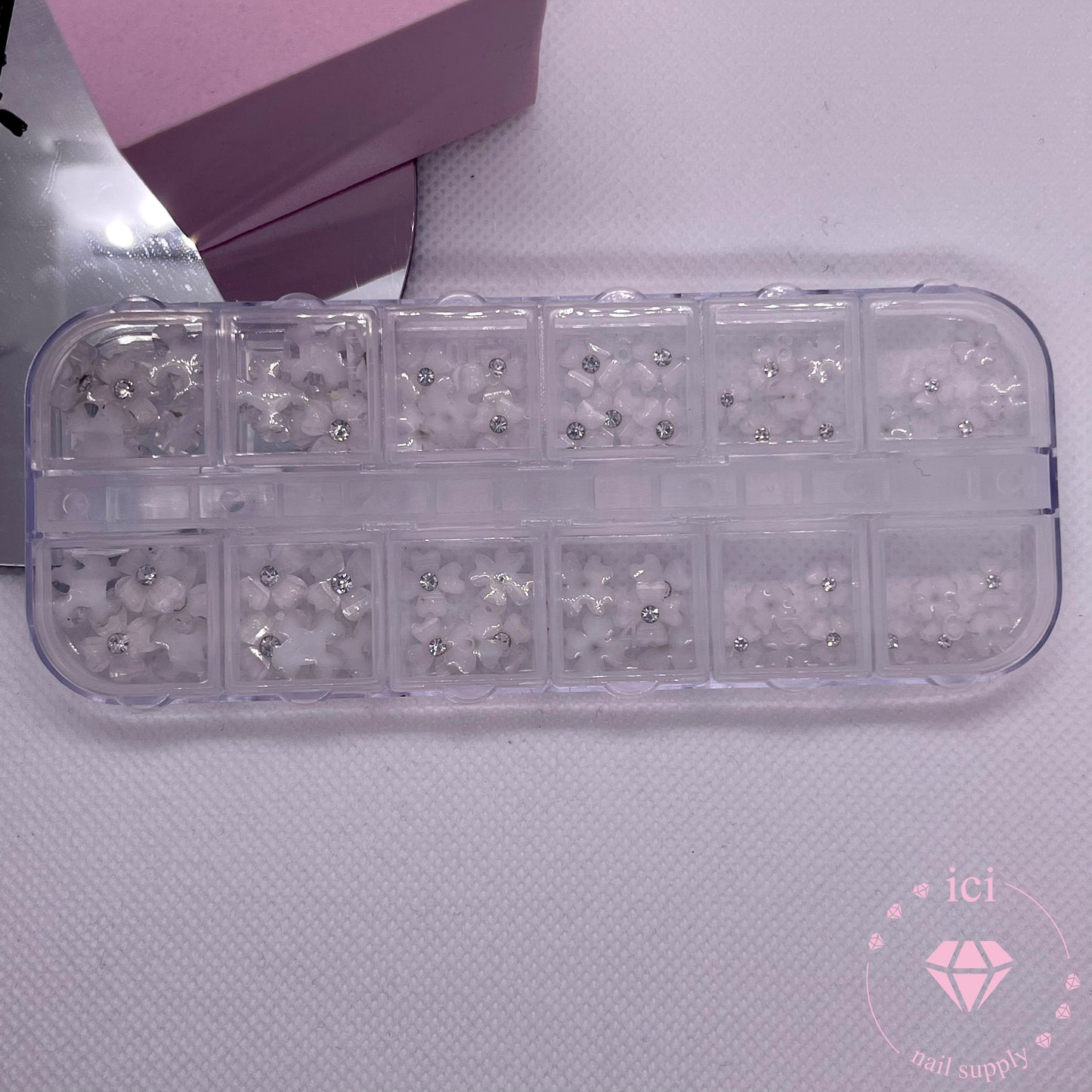 12-Grid White Flowers