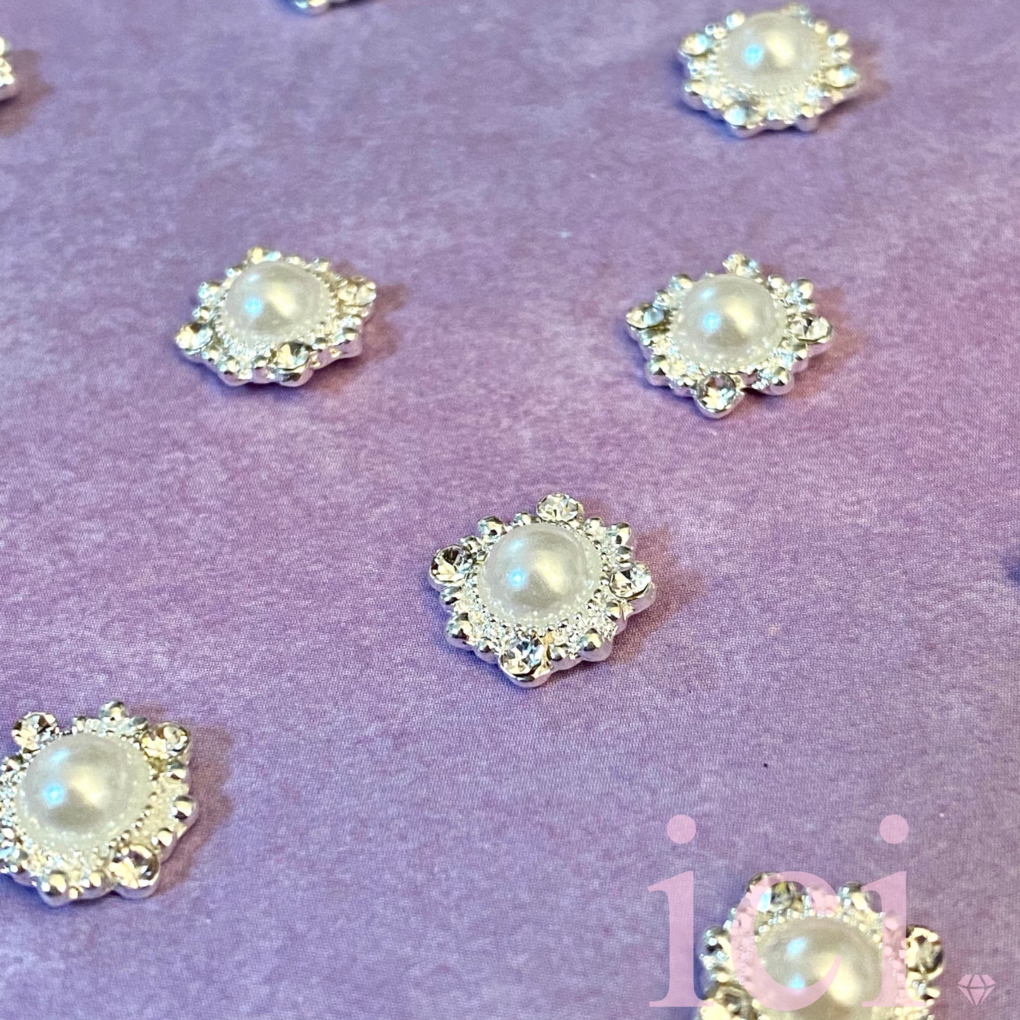 Pearl with Silver Stone Border